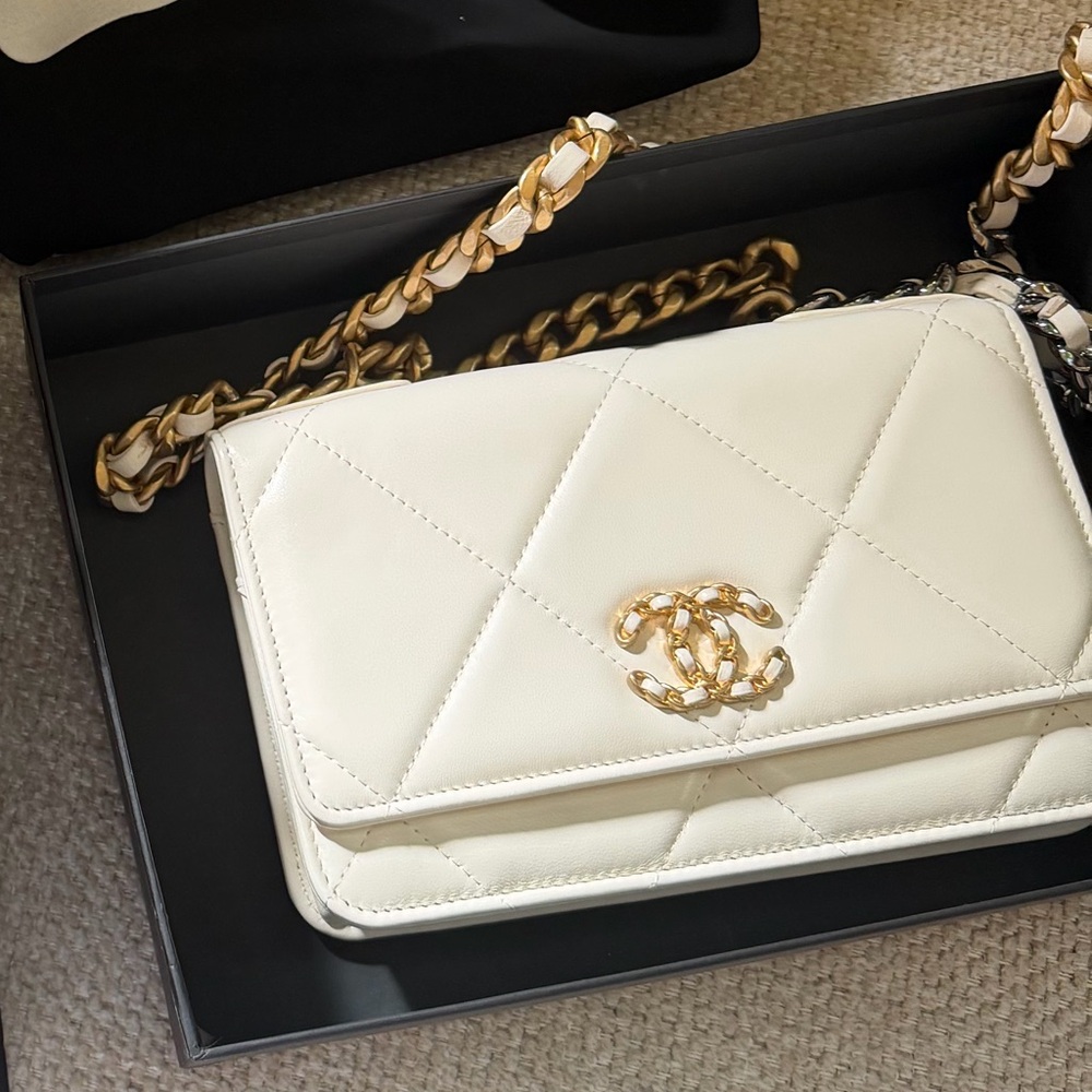 CHANEL Quilted Cream Leather Chain Crossbody with Gold Hardware